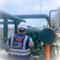 Persona reparando un equipo de hvac, INGENIERÍA HVAC EN PERÚ.